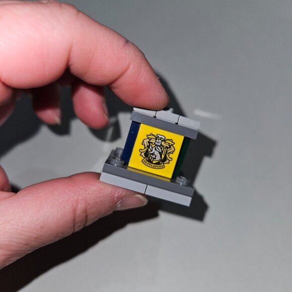 LEGO Harry Potter Advent Calendar 75964 House Crests Pedestal Gold Architect Fig - Picture 9 of 12